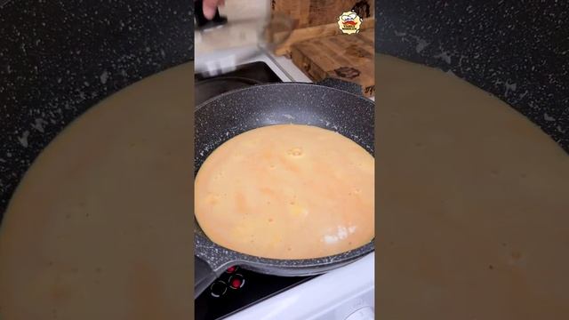 Омлет в бутылке / Лайфхак с яйцами / Как не мыть гору посуды / Василий Мишлен / #shorts