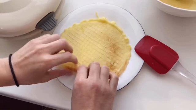 Самый простой рецепт трубочек со сгущёнкой.