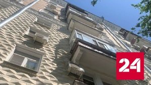 На видео сняли квартиру, из окна которой выпала маленькая девочка - Россия 24