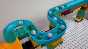 Много шариков катятся с горки и падают в кузов самосвала - Горки для шариков