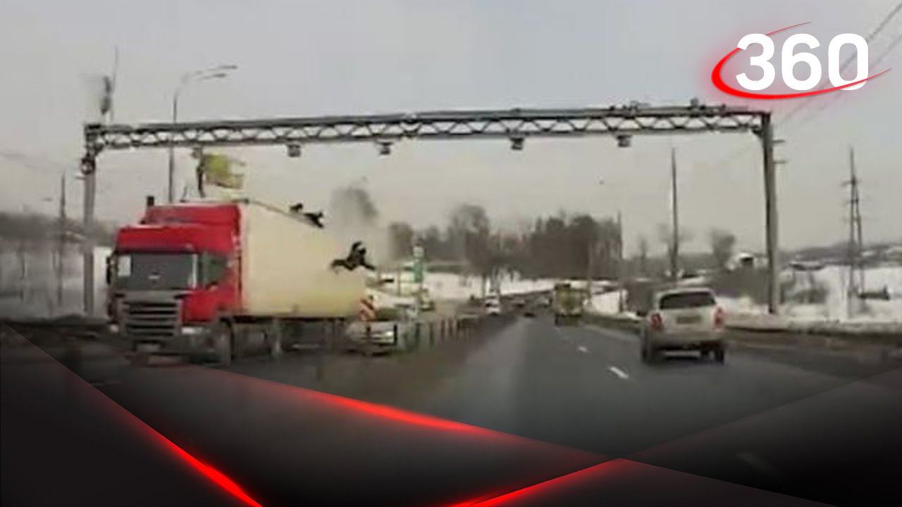Фура снесла рабочих в автовышке
