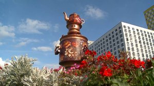 (12+) Чаепитие в Мытищах: самовар на улице Мира расписали в жостовском стиле