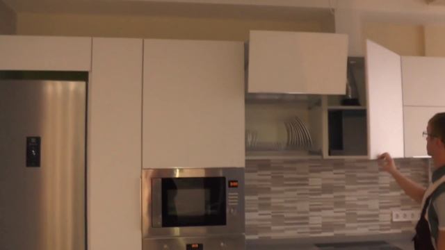 Кухня с островом белый мат. Видео№4 фасады МДФ белый шелк. Столешница из камня кварц. смотреть онлайн