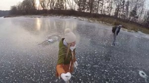 Катание на коньках по реке с любимой.