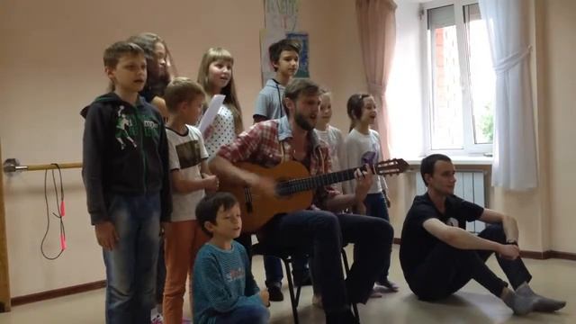Потрясающая песня преподователя и детей студии игры на гитаре детского клуба Таленто смотреть онлайн