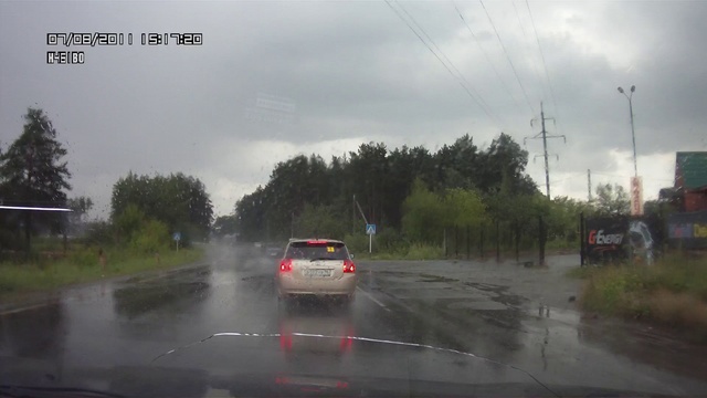 Девушка водитель обливает пешеходов