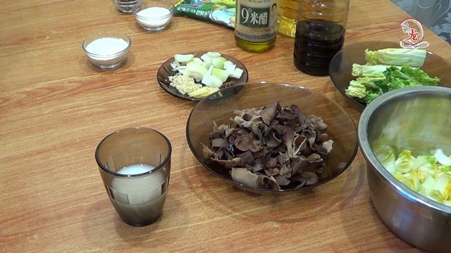 Пекинская капуста жареная с грибами муэр (白菜炒木耳, Báicài chǎo mù'ěr). Китайская кухня.