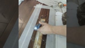 Замена поврежденной планки массивной или инженерной доски приклеенной к основанию.