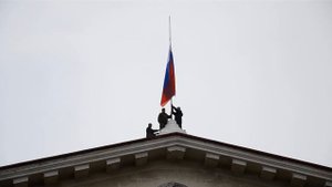 Поднятие флага России