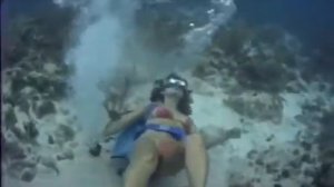 Аквалангистка захлебнулась под водой в океане.