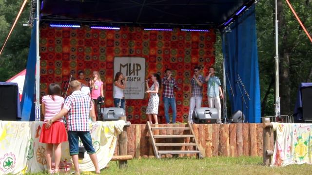 Ребята восхитительно поют акапелло. Мир Сибири 2014.