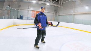 Стойка на щитках т-образные движения. Программа тренировок по хоккею для вратарей. Школа хоккея.