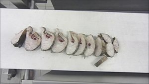 Нарезка стейков рыбы треска при -15