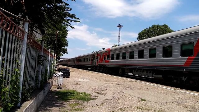 ТЭП70БС-207 с поездом Адлер-Ставрополь прибывает на перрон Станции Ставрополь. смотреть онлайн