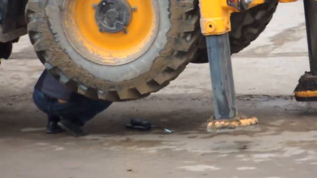 Под экскаватором погрузчиком машинист экскаватора погрузчика