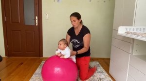 Комплекс на фитболе для грудничка от 3 недель до 3 месяцев
