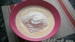 Заливной пирог со сливами на сметане