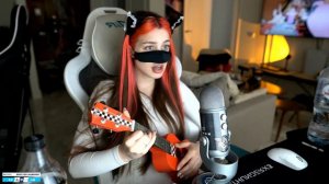 Акулич Поет и играет на Укулеле