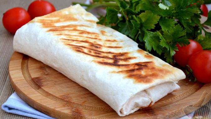 Восточной закуски в лаваше.
ДОМАШНЯЯ ШАУРМА С КОПЧЁНОЙ КОЛБАСОЙ И ОВОЩАМИ
