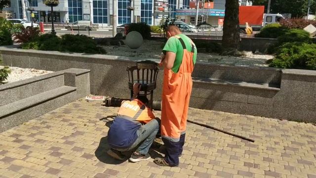В Симферополе коммунальные службы восстанавливают скульптуру «Чижик-Пыжик».mp4