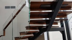 Лестница монокосоур стекло