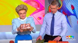 Как завернуть подарок без скотча. Жить здорово! Фрагмент выпуска от 22.02.2017