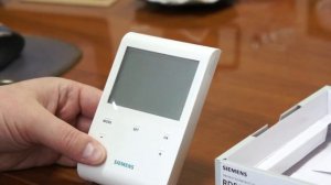 Электронный комнатный термостат Siemens RDE100.1 с 7-дневной программой и ЖК дисплеем
