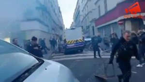 На месте стрельбы в Париже произошли столкновения жителей с полицией