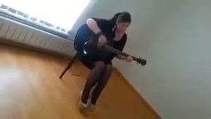 Чеченка очень красиво поет на гитаре