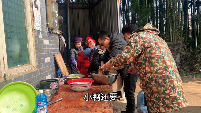 这样吃团年饭太解馋了，还没上桌都抢着啃，一家老小都乐开了花 смотреть онлайн