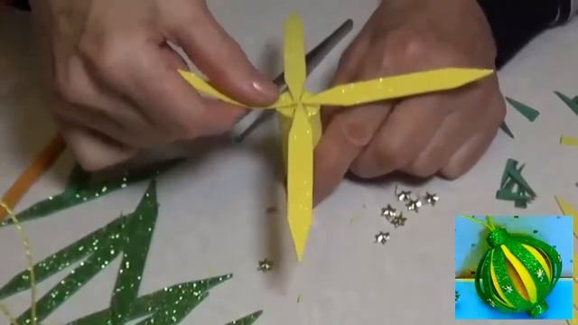 новогодние игрушки из фоамирана-шар и колокольчик