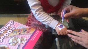 Линой наклеивает детскую временную и красивую татуировку Kids temporary tattoo and beautiful