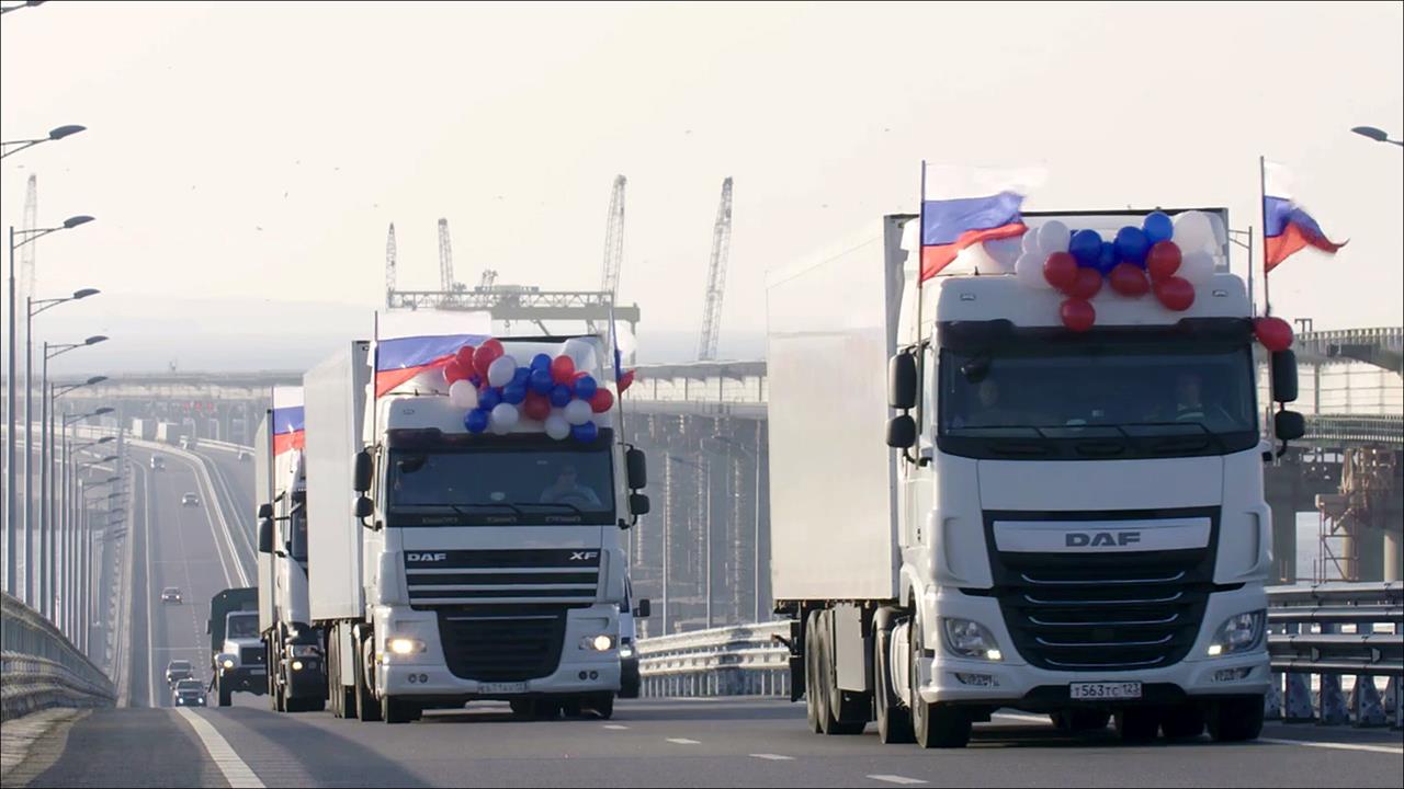 Грузовик на мосту. Фуры на крымском мосту. Фуры на крымском мосту. Рентген фуры крымский мост. Досмотр фуры.