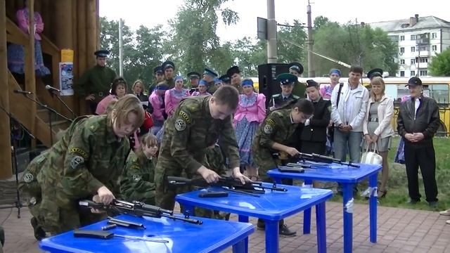 Упражнение с АК. кадеты школы 42 г.Кургана. смотреть онлайн