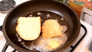 Завтрак. Яичница с беконом и гренками.