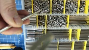 самодельная оснастка: магнитный захват с механическим сбросом = стержень для авторучки + Nd магнит