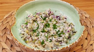 Готовлю соус из консервированного тунца и огурцов. Это очень вкусно!