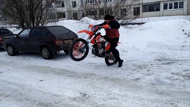 Тестирую дешёвый и быстрый вариант шиповки колеса для Эндуро мотика . смотреть онлайн