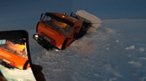 Таймыр, зимник Норильск Газпром дорога Тухард-Мессояха-СевероСолёное, водитель камаза замечьтался.