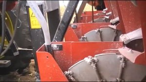 Чесночная механическая сеялка PLMA BROCH в работе