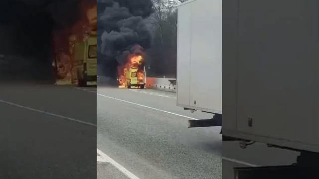 "Скорая" с трупом внутри загорелась на трассе вблизи Новороссийска