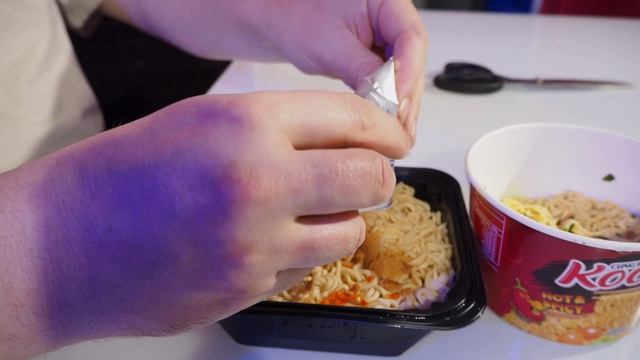 Острая лапша с яичным соусом против просто острой лапши смотреть онлайн