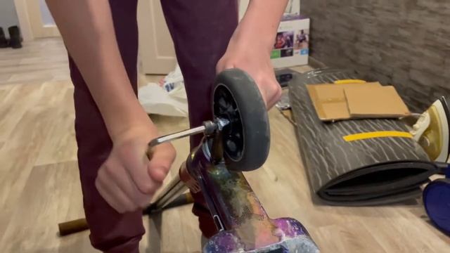 Как открутить переднее колесо самоката смотреть онлайн