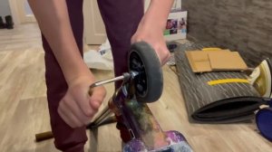 Как открутить переднее колесо самоката