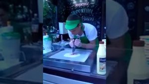 Как делают жареное мороженое...