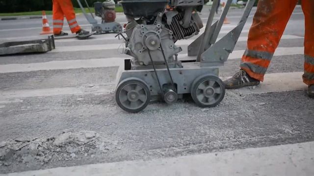 Фрезерная ударная машинка с бензодвгателем для снятия очень твердых и вязких покрытий. смотреть онлайн