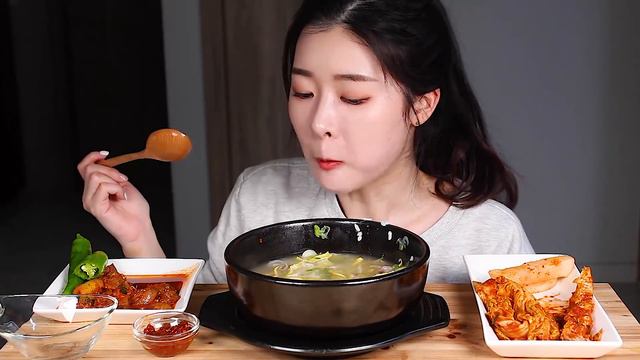 뜨끈한 곰탕 특사이즈 소면 깍두기 빨간수육 리얼사운드먹방/BEEF BONE SOUP WITH RICE Gomtang Sup Buntut コムタン Mukbang Eating Sho смотреть онлайн