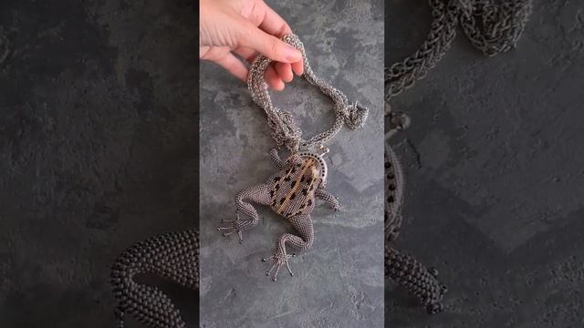 Серебристая лягушка готова! ура! сделана по мк Юлии Туровой :) #лягушка #жабка #вязаниебисером смотреть онлайн