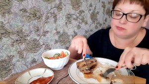 пожрем/Мукбанг рис,грудинка и салат/обжор и разговоры на камеру