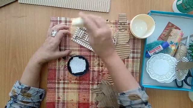 видио занятие "Поделки из гофрированного картона" смотреть онлайн